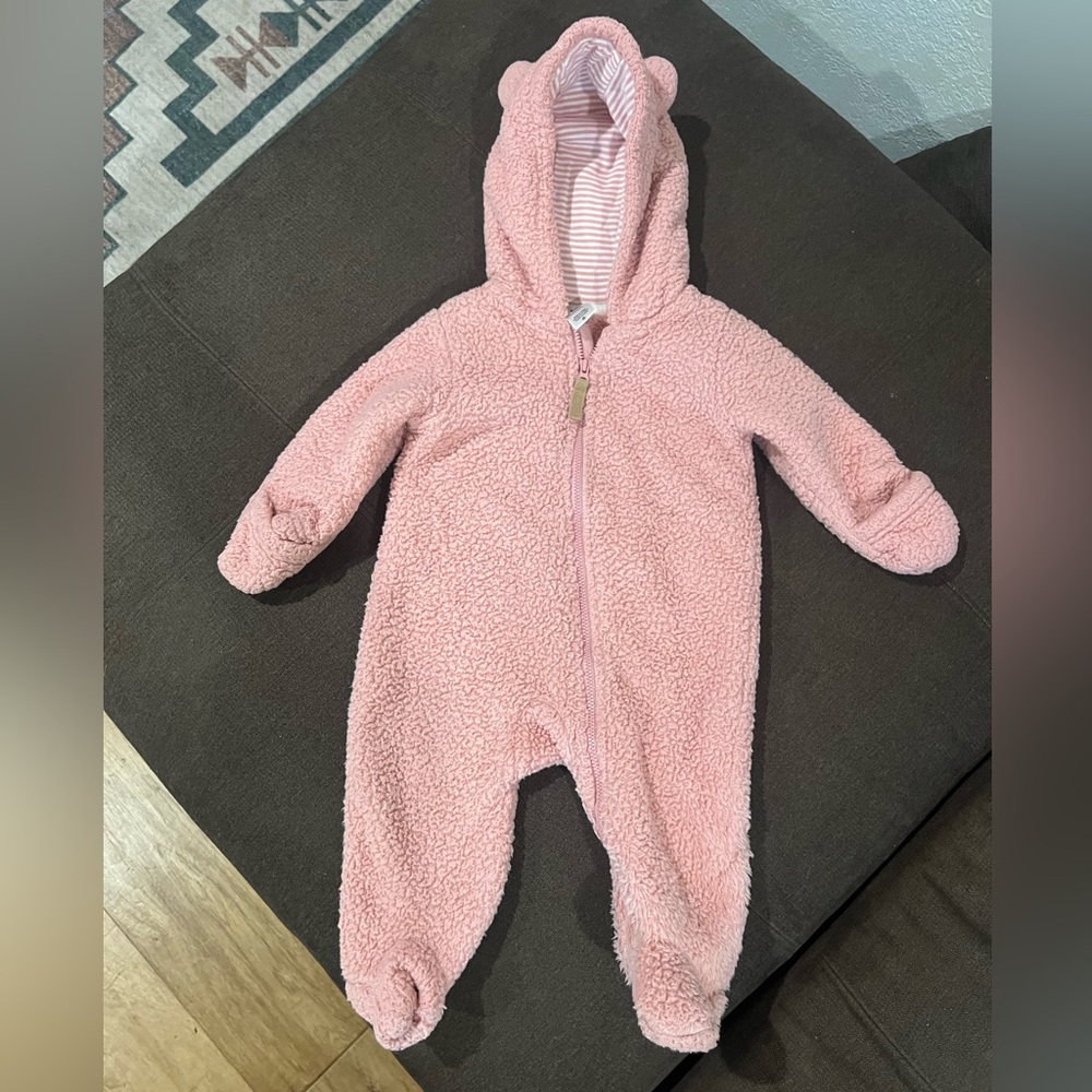 Carters - 6 month Girl’s Snowsuit  / Cold-weather outerwear